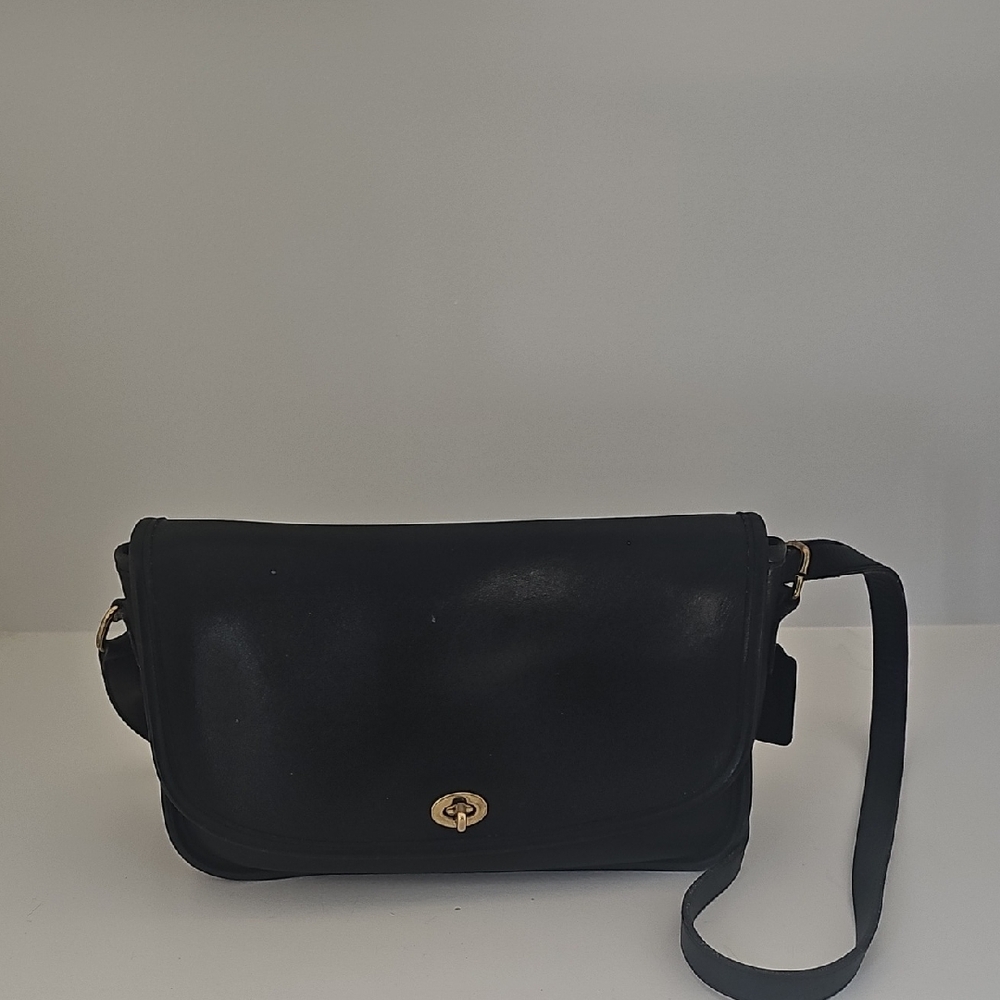 Coach  Elegant Black Shoulder Bag With Adjustable Strap